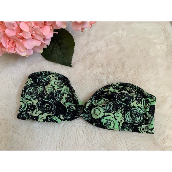 H&M | Strapless green and black rose print bikini top 👒🛶 - Picture 2 of 5